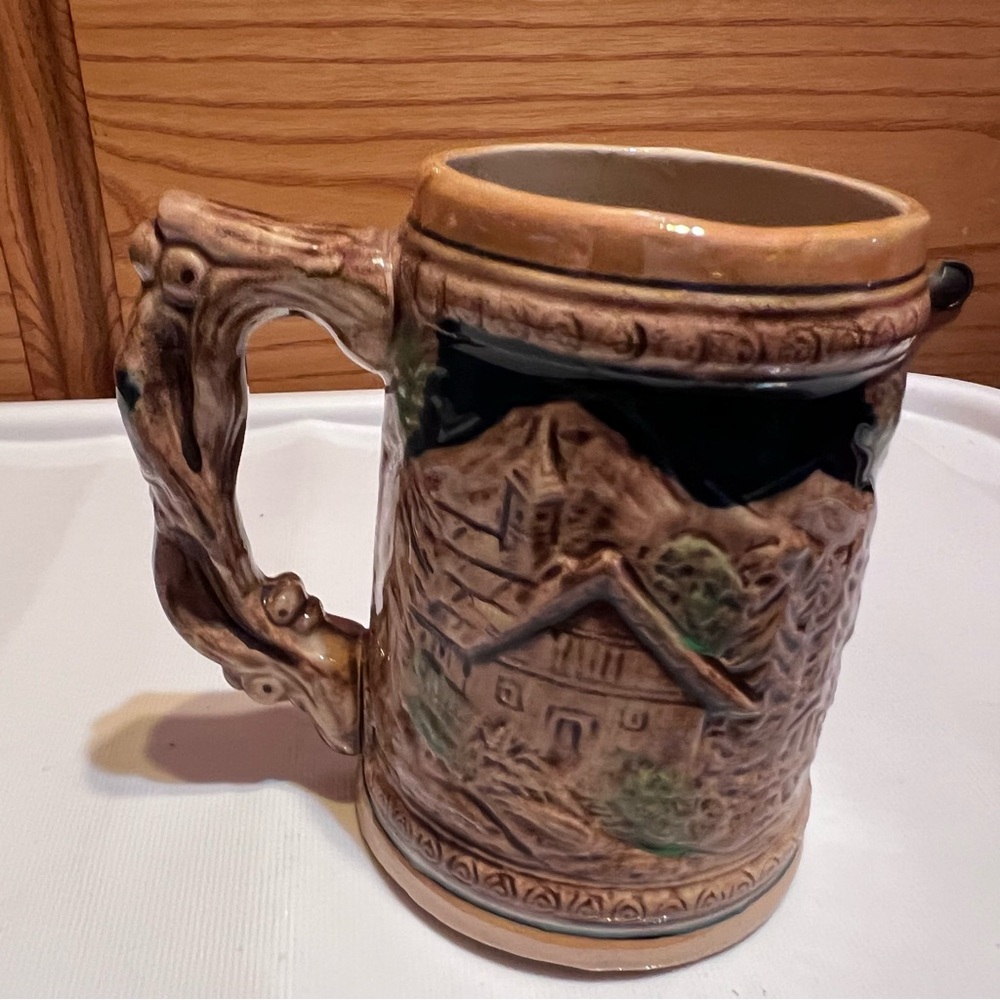 Vintage ceramic beer mugs. Set of four mismatched mugs. - Picture 13 of 16